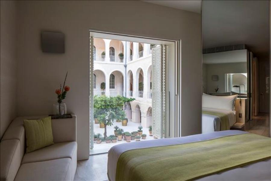חדר דלקס עם נוף לבריכה או לגן  בThe Jaffa hotel