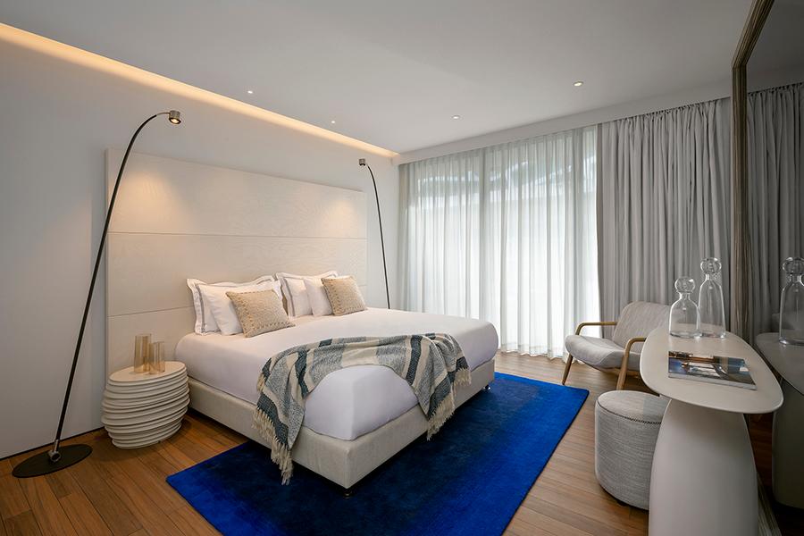 חדר דלקס עם מרפסת בTHE YACHT HOTEL