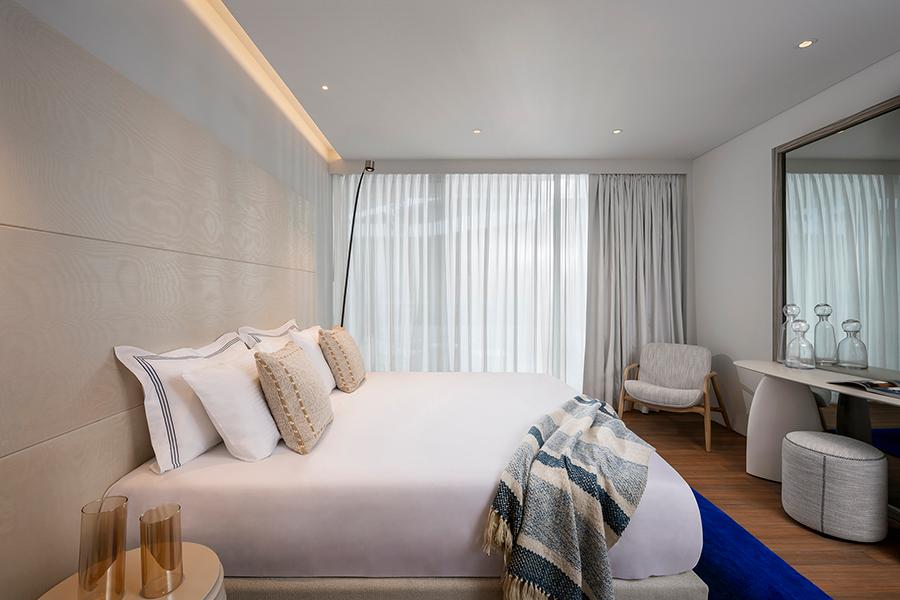 חדר דלקס עם נוף לבריכה בTHE YACHT HOTEL