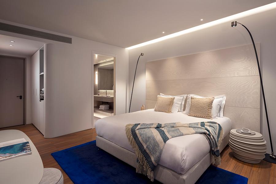 חדר דלקס בTHE YACHT HOTEL