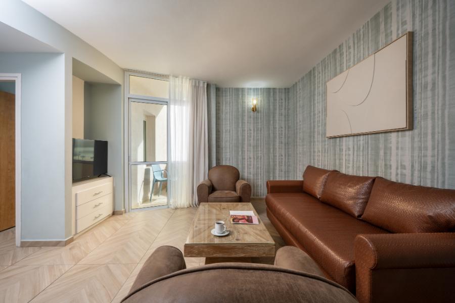 חדר דלקס משפחתית לים במלון לאונרדו קלאב ים המלח