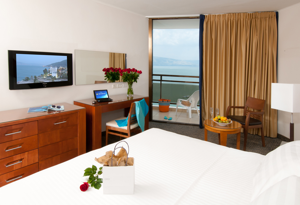 חדר דלקס פונה לים במלון לאונרדו פלאזה טבריה
